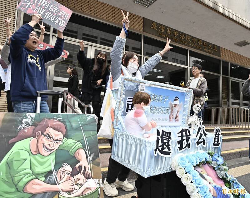 保母姐妹刘彩萱、刘若琳被控虐死剀剀案，台湾高等法院27日二审宣判上诉驳回、维持原判，剀剀战士等民团在外举双手欢呼。（记者涂建荣摄）
