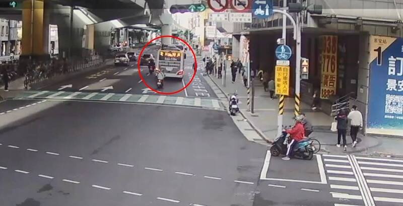 刘姓阿伯不满公车离站不载客，竟以肉身挡车去路3分钟，遭到司机提告妨害自由。（记者陆运锋翻摄）