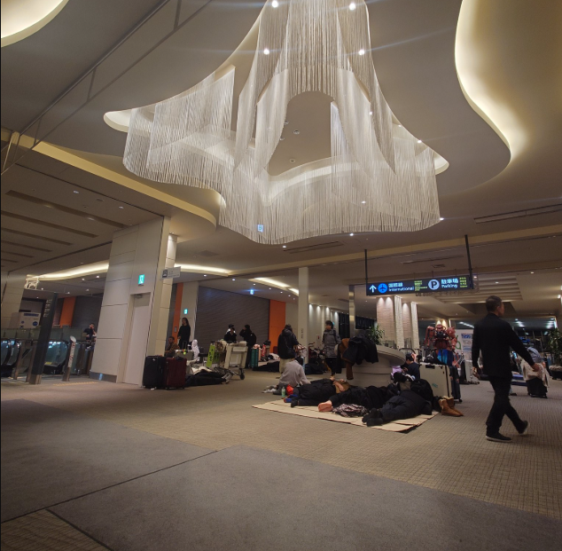 新千岁机场旅客在地上休息。（图撷自「@frog5529」X帐号）
