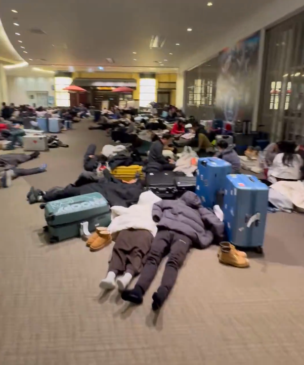 新千岁机场四处可见旅客席地而睡。（图撷自「@Jun_TOEICIP8」X帐号）