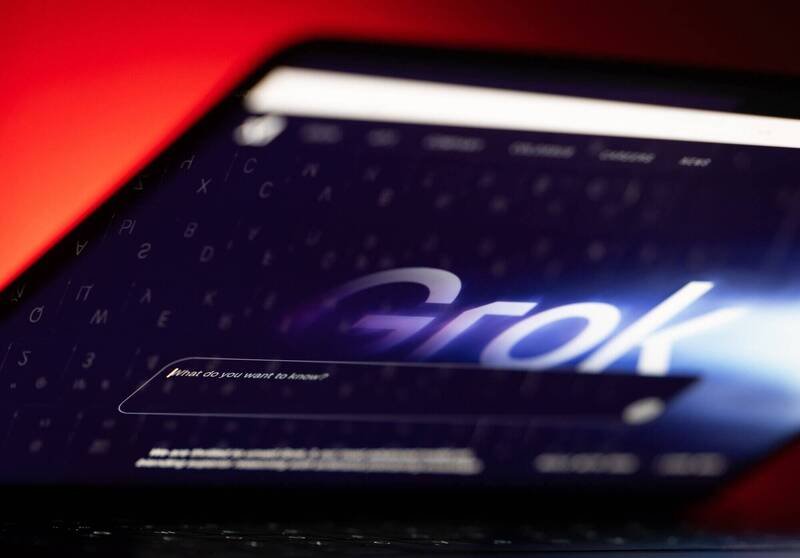 欧盟执行委员会要求马斯克（Elon Musk）旗下社群平台X，保存所有关于其内建人工智慧（AI）聊天机器人Grok的内部文件与资料至2026年底。（彭博）