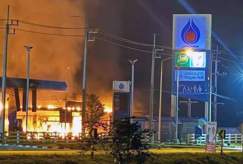 泰国南部11间加油站昨天遭炸弹攻击，遭攻击的陶公府随即宣布宵禁，今天因情势已受到控制，结束宵禁。（欧新社）