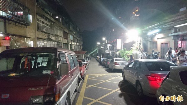 林姓男女住处马路边停满车辆。（记者黄捷摄）