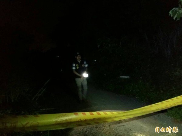 林女一开始与林男同车，直到25日下午4点在桃园市竹围渔港被赶下车，之后林女报警，漏夜到桃园市第三公墓寻尸，才找到女童大体与弃尸的休旅车。图为警方拉起大范围封锁线，避免现场遭到破坏。（记者郑淑婷摄）