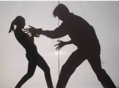 机车狼深夜锁定落单少女  ｢熊抱｣亲脸摸胸判3年1月确定