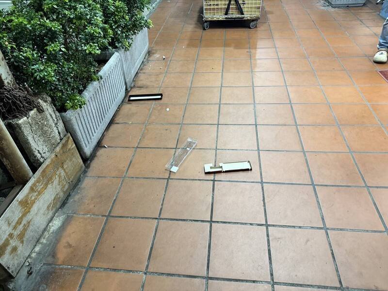 新北市新庄晚间传出当街追砍案，新庄警分局赶抵逮捕持刀嫌犯，将受伤两人送医。（记者吴仁捷翻摄）