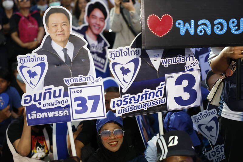 学界分析，泰国国会大选无一政党能单独过半，必须组成联合政府的情况下，泰自豪党现任总理阿努廷可望续任。图为支持者举阿努廷人像立牌。（欧新社）