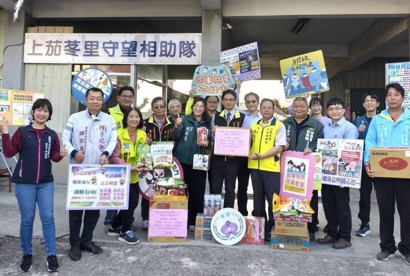 台南后壁地方团队为春节维安工作慰问上茄苳地方巡守队。（公所提供）