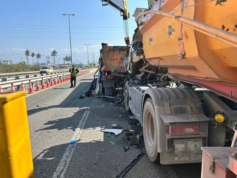 国道10号车祸，2部砂石车与1部大货车追撞，交通一度受阻。（警方提供）