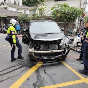 北市男恍神自撞 济南路变电箱遭吻、车头全毁