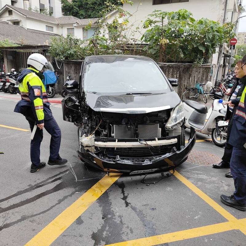 休旅车撞上路边的台电变电箱，强大撞击力道造成车头严重毁损。（记者郑景议翻摄）