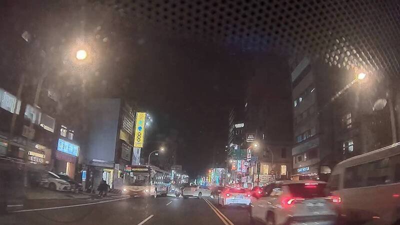 彭男驾车高速逃逸，沿途违规，连撞公车及2辆机车。（记者郑淑婷翻摄）