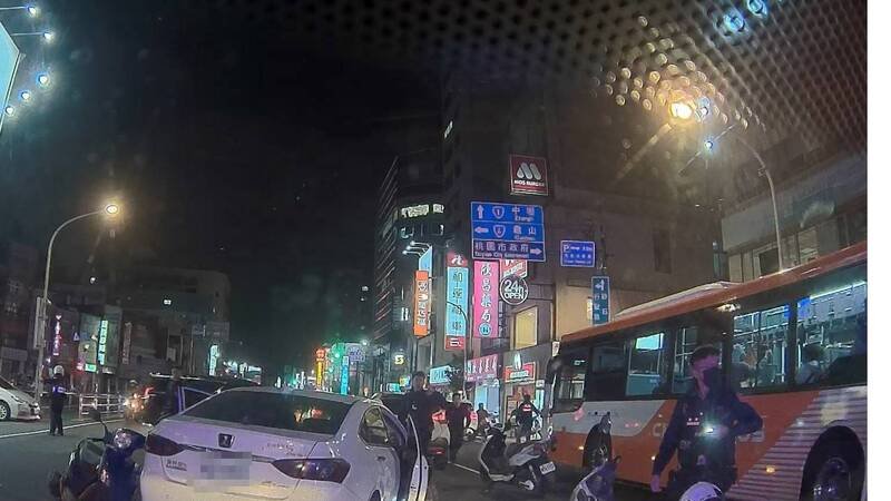 彭男驾车高速逃逸，沿途违规，连撞公车及2辆机车。（记者郑淑婷翻摄）