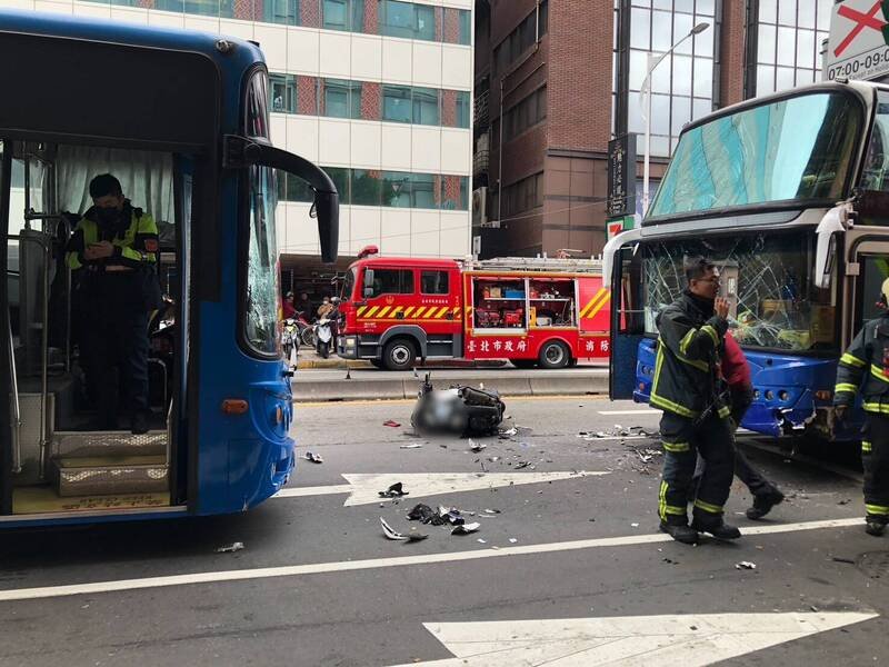 北市一辆游览车疑似突然冲向对向车道，再撞上公车及机车。（记者刘咏韵翻摄）