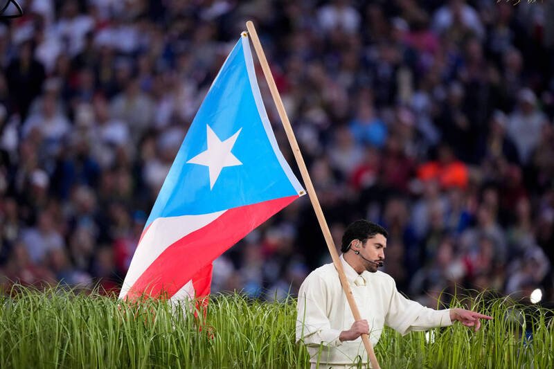 坏痞兔于表演中高举「与波多黎各独立运动相关的国旗」（浅蓝色元素，而非波多黎各官方国旗的标准深蓝色），暗指1948年颁布的「封口法」。（美联社）