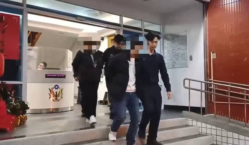 情侣档周姓男子（前）及吴姓女子（后）被警方移送侦办。（记者陆运锋摄）