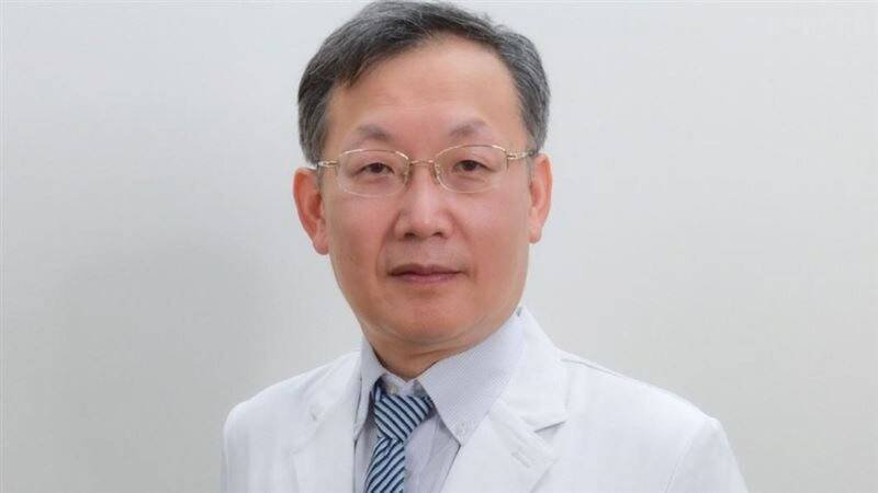 卫福部桃园医院外科主任周佳正，为中山医学大学医学系毕业，具外科、乳房外科、消化外科等专科资格。（摘自桃医官网）