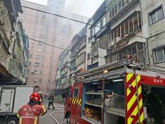 新北三重公寓顶加窜火舌浓烟 7旬女屋主遭灼伤送医