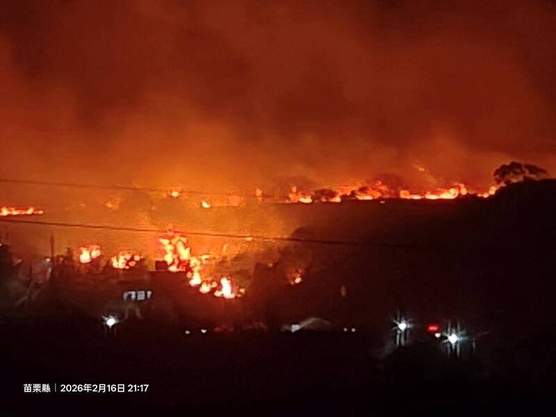 苗栗县西湖乡二湖村昨（16）日除夕夜发生山林火警。（民众提供）