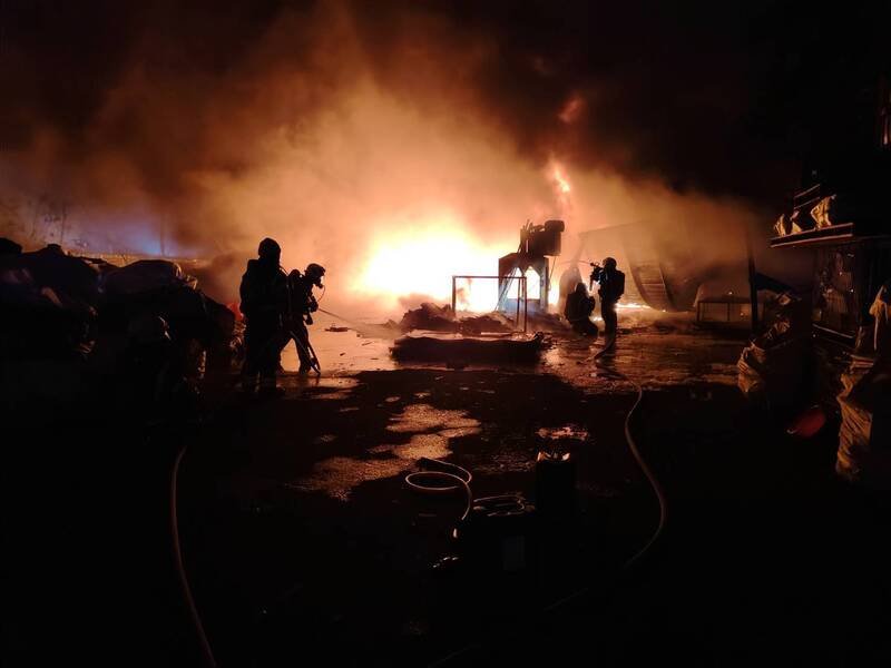 龙潭区中兴路九段1处工厂除夕夜传火警，整间工厂瞬间陷入火海。（记者郑淑婷翻摄）