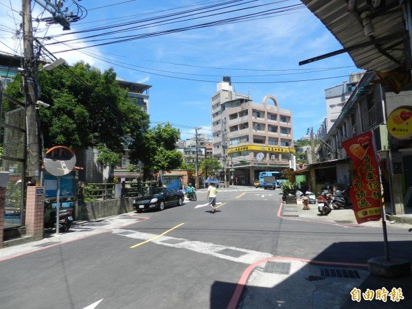 两星期前午后一阵暴雨，造成复兴路一度淹水及膝。（记者林欣汉摄）