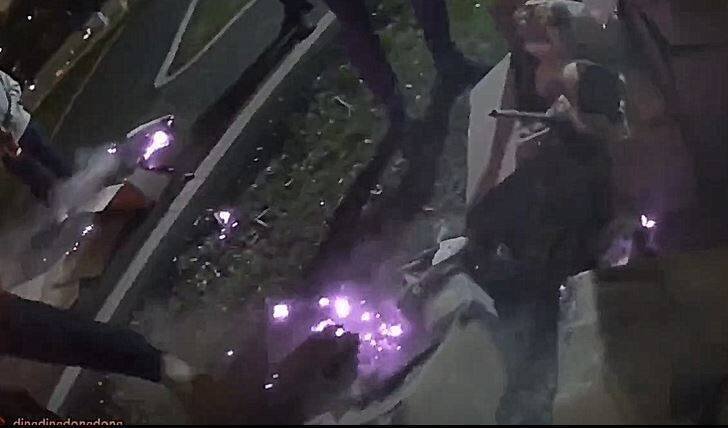 新北市中和区恐龙园区公园昨晚（17日）21时许，员警执行巡逻勤务期间，发现路旁疑有民众施放烟火后未完全熄灭。（记者杨心慧翻摄）