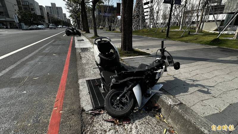 事故现场可看到被撞到分成2截木的机车，可见冲击力道之大。（记者刘婉君摄）