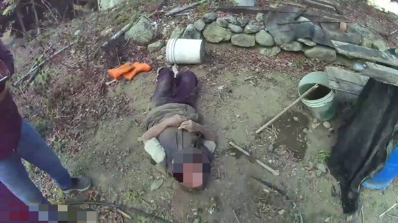 池上乡振兴村一名老翁受困3日，靠木棍引水桶水维生。（记者黄明堂翻摄）