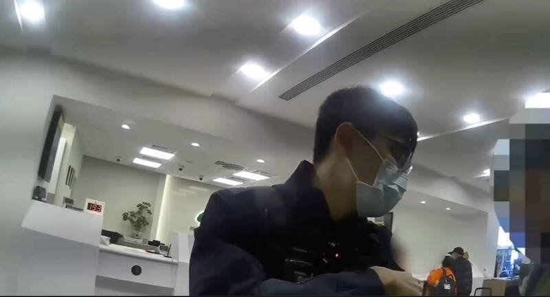 69岁江姓男子除夕前误信友人介绍的投资机会，前往银行准备提领270万元现金进行理财。（记者郑景议翻摄）