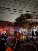 芦洲凌晨大火黑烟密布、弥漫刺鼻臭味 新北消防出动67车抢救