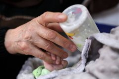 奶瓶放胸口就外出! 荒唐爸让男婴溢奶呛死二审改判轻