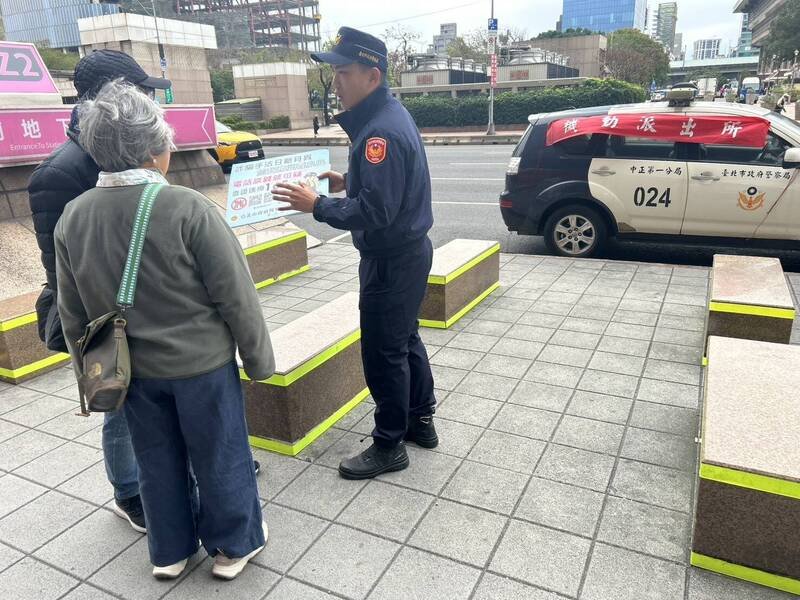 忠西所长赖何杰（右）向民众宣导诈骗手法日新月异，若怀疑遇到诈骗，可拨打165专线。（记者陈彩玲翻摄）