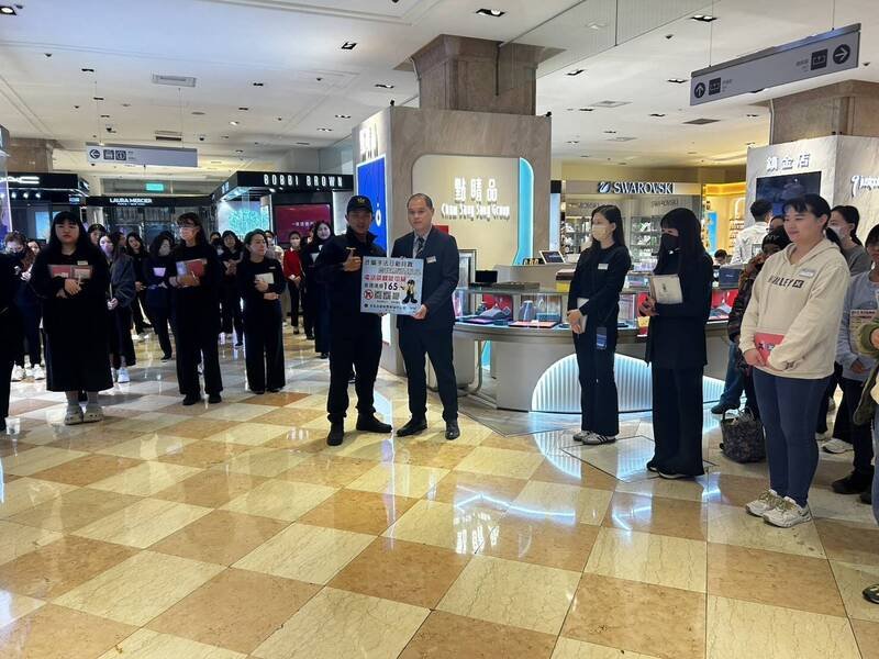 中正第一分局忠孝西路派出所前进新光三越，设置「机动派出所」。（记者陈彩玲翻摄）