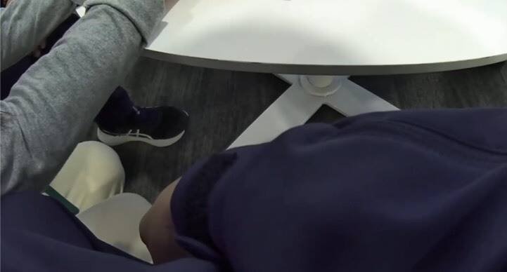 警员到场向妇女说明诈骗常见手法。（记者陈彩玲翻摄）