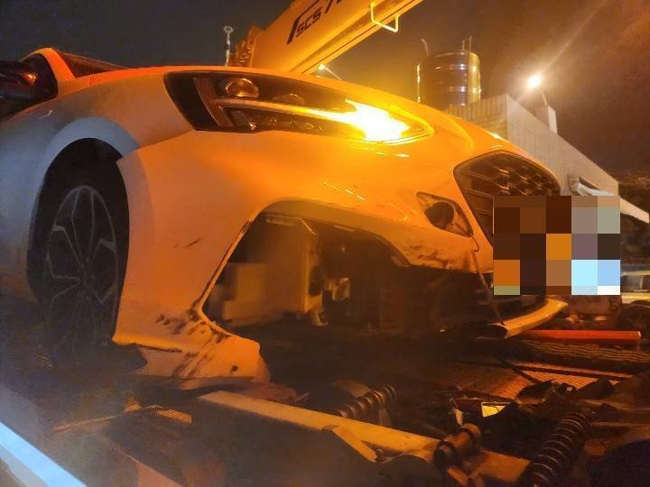 联结车国道爆胎，胎皮散落中线车道，造成5车追撞。（民众提供）