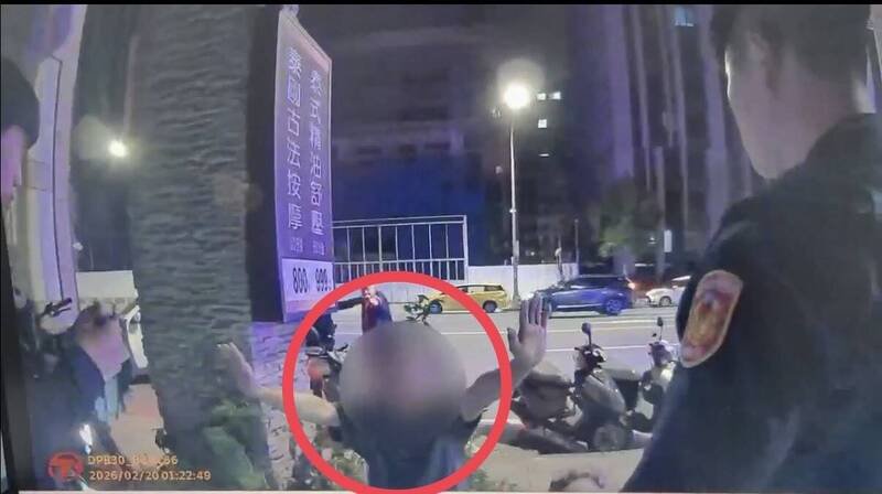 新北市吴姓工人到新店唱歌，与邻桌客人冲突后，返家带双刀寻仇，找上女服务生泄愤，刺伤两人，警方到场压制逮人（见图）。（警方提供，记者吴仁捷翻摄）