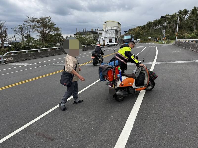 老翁引擎熄火，推车遇警方协助。（警方提供）