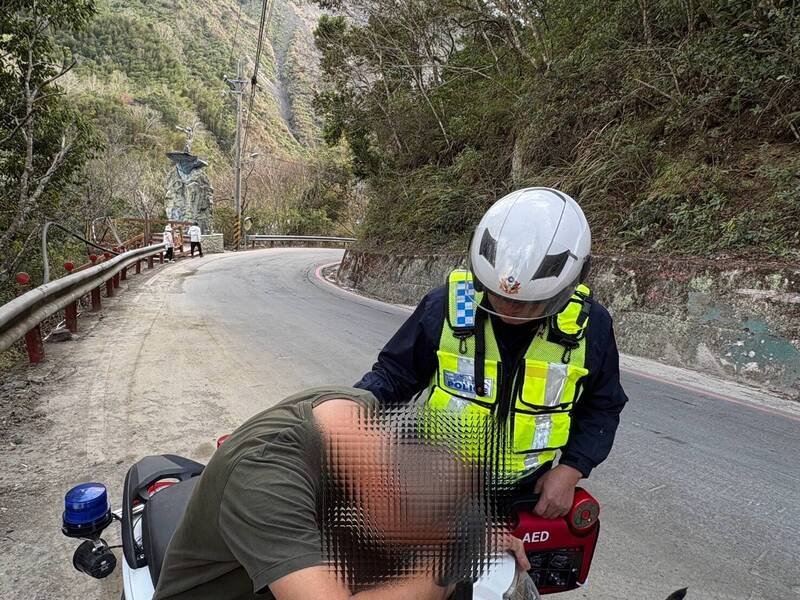 秀峦派出所代理所长高恩赐发现简男身体不适，除通报119，并飞奔派出所取出AED急救包赶回现场救护。（新竹县横山分局提供）