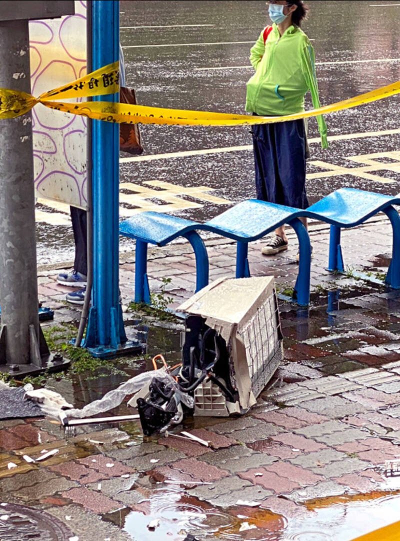 政治大学21岁黄姓女大生2023年在新北市板桥区新埔捷运站外的公车亭，惨遭路旁大楼17楼从天而降的冷气机砸中身亡。（资料照）