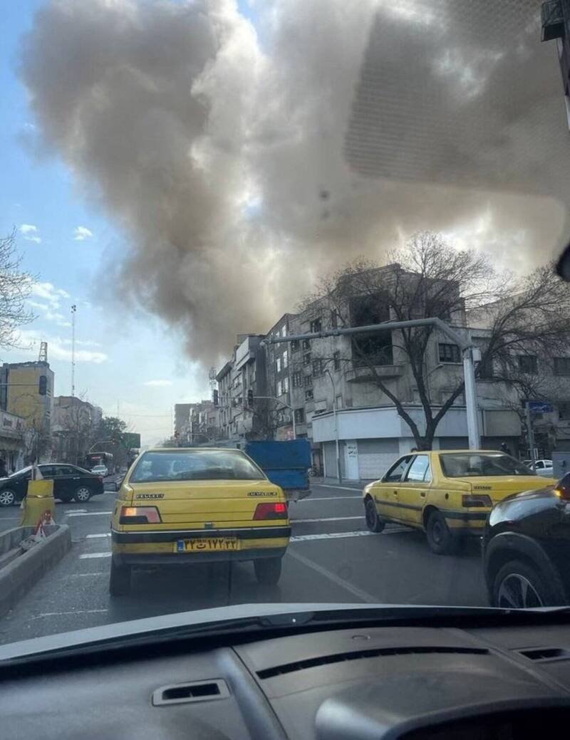 根据伊朗媒体报导，德黑兰市中心已发生3起爆炸。（取自X）