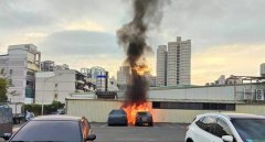 26年老宾士发动竟冒烟起火 隔壁丰田休旅车遭殃