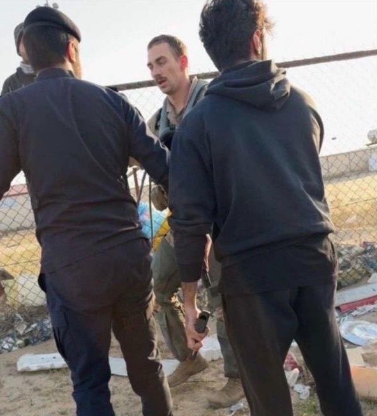 疑似飞行员成功弹射逃生，落地顺利获救的照片在网上曝光。（图翻摄自X平台）