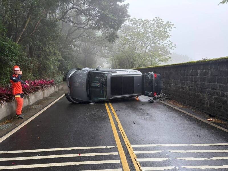 新北市淡水小坪顶联外道路，发生休旅车撞上逆向车辆后翻覆，还撞断路边灯杆。（记者吴仁捷翻摄）