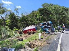 水泥预拌车经万芳匝道冲入边坡 驾驶脏器外露当场死亡