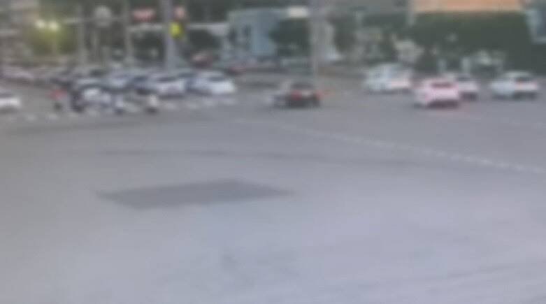 一辆轿车不慎逆向行驶到台湾大道的对向车道路口，警方将依科技执法开罚。（民众提供）