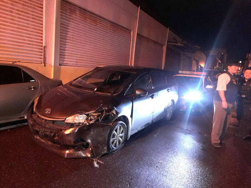 花莲县吉安乡一辆未悬挂车牌的黑色小轿车拒绝警方拦查，并冲撞前后包夹的警车意图脱困，员警见状朝车轮胎开枪示警。（民众提供）