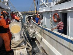 云林外海渔船故障狂进水 海巡队双艇火速救援解危机