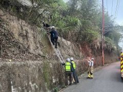 山路晕车妈妈下车呕吐竟跌落边坡 女儿吓到哭、警消架梯救援