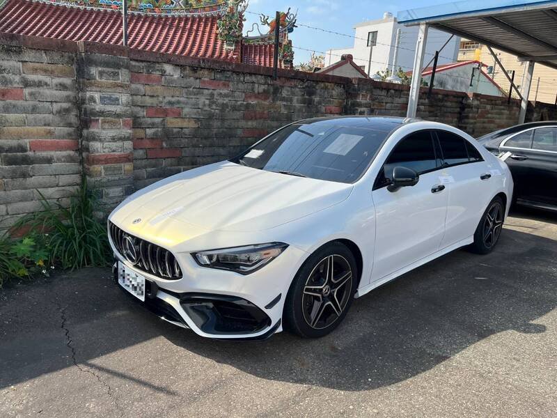 现场拍卖焦点，2020年款宾士CLA 45 AMG轿跑车，新车价超过340万元，现场喊价69次，最终以102万元落搥拍定。（行政执行署彰化分署提供）