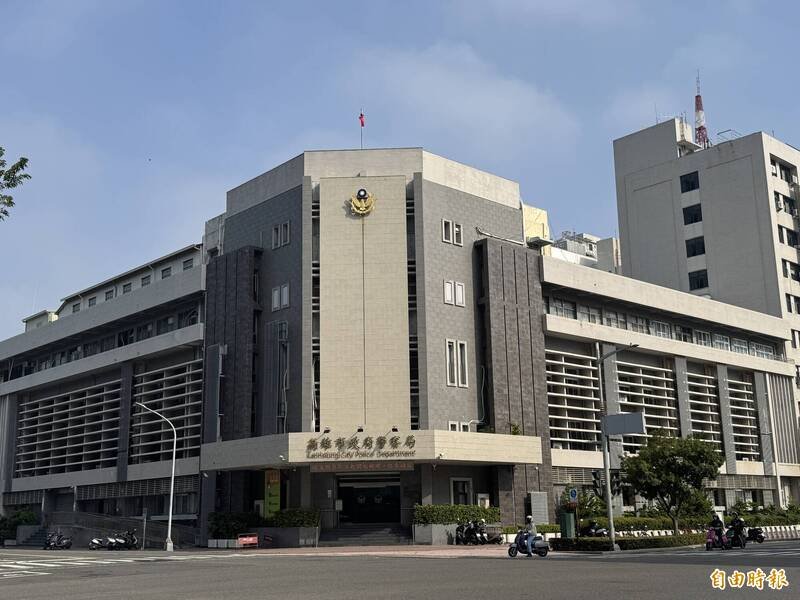 高雄市警局公关室两线三星警官林正立今在睡梦中猝死，他生前曾任职空中警察队，并遭遇2次坠机意外幸运生还。（记者许丽娟摄）